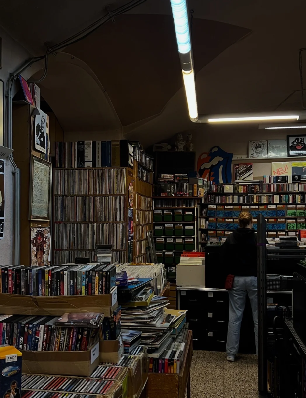 CottaMorley's tweet photo. On an afternoon enveloped by old papers and vinyl records, time passed exceptionally slowly https://t.co/qAmr3I2ZGZ