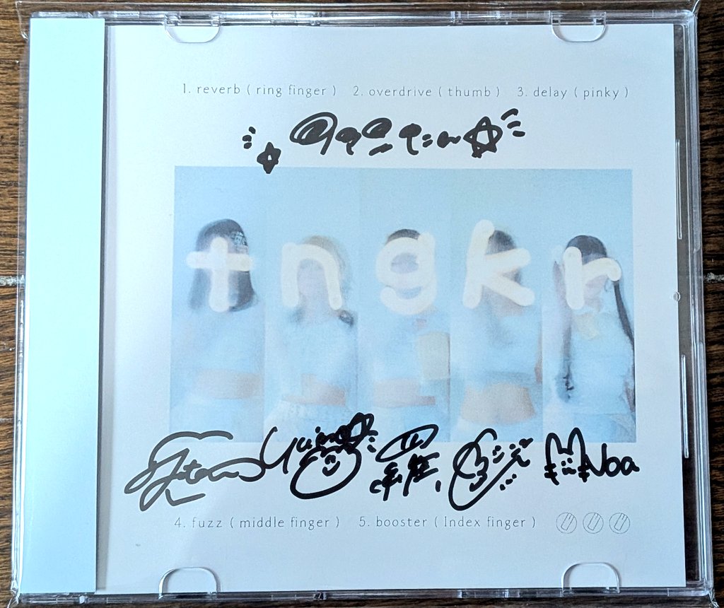 mtg7188's tweet photo. こころ様のチェキとピューパ!!さんのCD届いた！こころ様🥰5人が自分のところの横幅狭いところにちっちゃくサイン入れてるのカワイイね💕 https://t.co/bugHVgNGbA