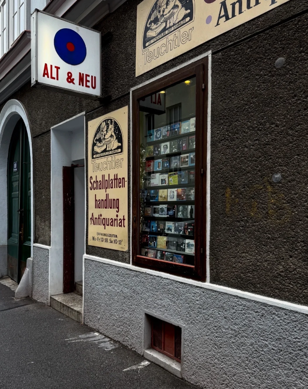 CottaMorley's tweet photo. On an afternoon enveloped by old papers and vinyl records, time passed exceptionally slowly https://t.co/qAmr3I2ZGZ