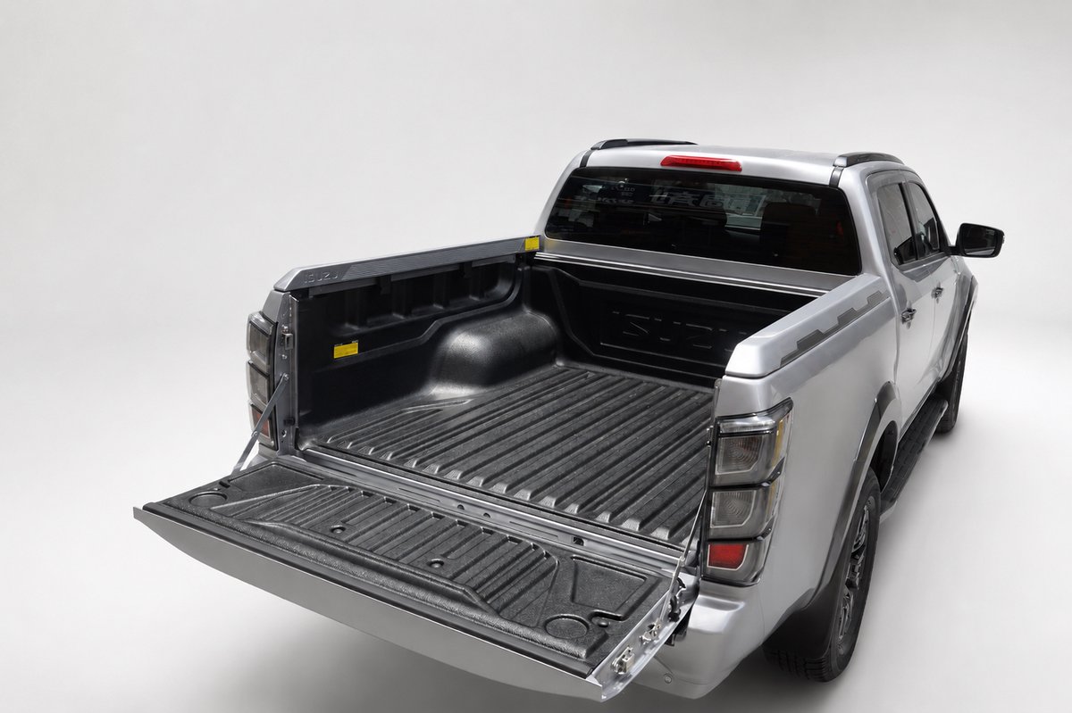 responsejp's tweet photo. いすゞのピックアップトラック『D-MAX』、タイからの並行輸入で7月1日発売…税抜1000万円
https://t.co/yPHvEN629X

#新型車 #いすゞ #DMAX #ピックアップトラック https://t.co/sksoCCwPPP