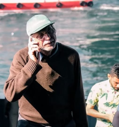 TOPRAK_2_'s tweet photo. *DİKKAT ÖNEMLİ*
*444 5 375* numaralı telefondan ariyorlar uyanık olun *EVET* demeyin
Açıklamayı okuyun
Sistem nasıl işliyor
Dolandırıcılık, aslında son derece basit bir biçimde gerçekleştiriliyor. Bir gün telefonunuz çalıyor, arayan genelde yerel bir numara olduğu için şüphe çekmiyor. Açıyorsunuz ve karşı taraf size kendisini takdim edip hangi şirket adına aradığını söylüyor, ardından “Beni duyabiliyor musunuz?” diye soruyor. Siz de doğal olarak “evet” diyorsunuz.
İşte o an tuzağa çoktan düşmüş oluyorsunuz, çünkü sizin ağzınızdan çıkan “evet” kaydediliyor, sözlü bir anlaşmaya onay vermiş, ödeme yapmayı kabul etmiş sayılıyorsunuz. Tıpkı online bir sözleşmede “Kabul ediyorum” kutucuğunu işaretlemişsiniz gibi…
Tehdit devreye giriyor
Bu tarz telefon dolandırıcılığı vakalarının çok hızlı arttığına dikkat çeken uzmanların aktardığına göre, telefonda “evet” dedikten sonra dolandırıcılar sizi, aslında satın almadığınız bir ürün ya da hizmetin ödemesini yapmaya zorluyorlar. Siz bu talebe karşı çıkarsanız, telefonda “evet” dediğiniz için hukuki işlem başlatmakla tehdit ediyorlar. Dolandırıcılar bazen, kredi kartını çaldıkları kişinin sesini kaydetme yöntemine de başvurabiliyorlar, böylece kartı rahatça kullanıyorlar.
Polis vatandaşları, “Beni duyabiliyor musunuz?” cümlesini duyar duymaz telefonu tek kelime etmeden kapatmaları ya da tanımadıkları numaraların çağrılarına yanıt vermemeleri yönünde uyarıyor.