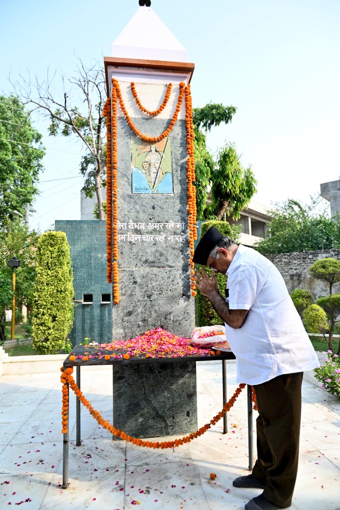 tarunchughbjp's tweet photo. आज मोगा स्थित शहीदी स्मारक पर 25 जून 1989 को राष्ट्रीय स्वयंसेवक संघ की शाखा पर हुए पाकिस्तान-प्रायोजित आतंकवादी हमले में शहीद हुए वीर स्वयंसेवकों को भावपूर्ण श्रद्धांजलि अर्पित की।

37 वर्ष पूर्व संघ की शाखा में "भारत माता की जय" का उद्घोष कर रहे निहत्थे एवं निर्दोष स्वयंसेवकों पर आतंकवादियों ने अंधाधुंध गोलियां बरसाईं। यह हमला केवल स्वयंसेवकों पर नहीं, बल्कि पंजाब की शांति, भाईचारे, सामाजिक समरसता और राष्ट्र की एकता पर भी प्रहार था।

इतने बड़े नरसंहार के बावजूद अगले ही दिन उसी पावन स्थल पर पुनः शाखा लगना राष्ट्रभक्ति, साहस और अटूट संकल्प का अद्वितीय उदाहरण है।

हम सभी यह प्रतिज्ञा करते है कि सनातन, पंजाबियत और पंजाब की रक्षा के लिए हर कुर्बानी देने को तैयार है।

न हम भूले हैं, न भूलेंगे, और न ही कभी भुलाने देंगे।