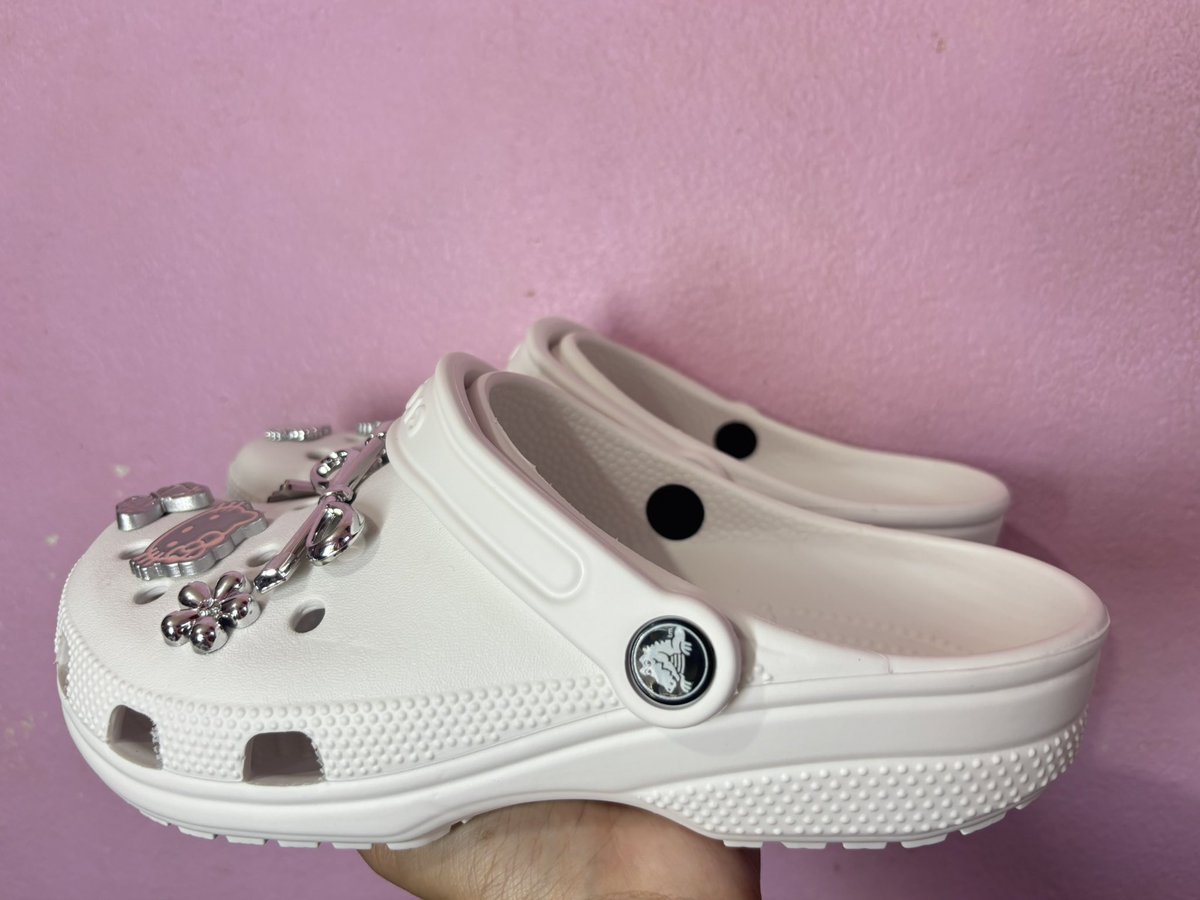 beybeimeow2's tweet photo. 𓂂 ส่งต่อ CROCS Classic  550.-  ขาว
Size M6W8(39) สภาพ 95% 🌟 มือ2️⃣
📍งานแท้ ดูเพิ่มเติม dm แถมจิ๊บบิท  🎀
ตน.เปลี่ยนหมุด

🪽 ส่งฟรีค่ะ พท.ห่างไกลบวกเพิ่ม 30.-♥️♥️

#รองเท้ามือสอง #ส่งต่อcrocs 
#ส่งต่อรองเท้าcrocs #ส่งต่อรองเท้ามือสอง https://t.co/voQ0wmo0mC