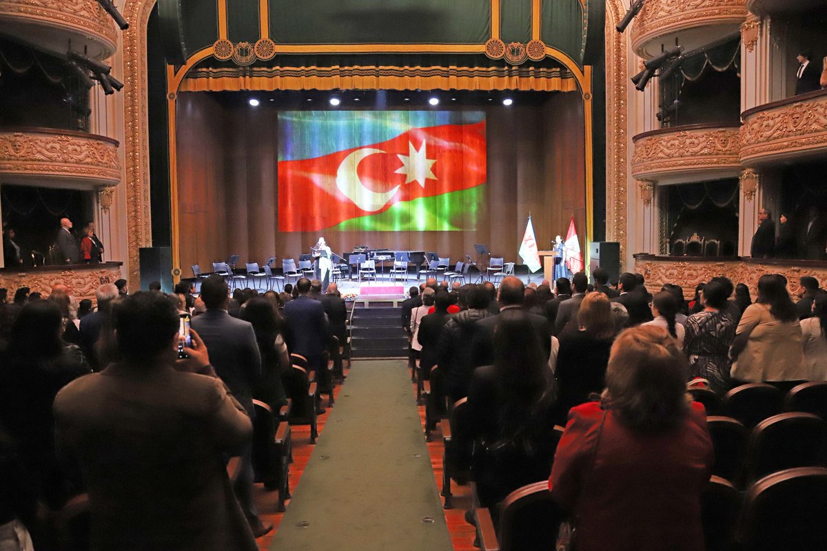 AzDipPeru's tweet photo. 🇦🇿🇵🇪 Azərbaycan Respublikası ilə Peru Respublikası arasında diplomatik münasibətlərin qurulmasının 30 illiyi münasibətilə 23 iyun tarixində Perunun paytaxtı Lima şəhərində təntənəli yubiley konserti keçirilmişdir.

Tədbirdə fövqəladə və səlahiyyətli səfiri Seymur Fətəliyev, Peru  Xarici İşlər Nazirliyinin Avropa Departamentinin direktoru, fövqəladə və səlahiyyətli səfir Luis Alberto Kampana və Peru Konqresinin deputatı, Peru-Azərbaycan Parlamentlərarası Dostluq Qrupunun üzvü Rosanqella Andrea Barbaran Reyes çıxış etmişdirlər.

Azərbaycan Dövlət Simfonik Orkestrinin bədii rəhbəri və baş dirijoru, Bakı Dövlət Kamera Orkestrinin baş dirijoru, əməkdar artist, tanınmış azərbaycanlı maestro Fuad İbrahimovun bədii rəhbərliyi, Peru opera müğənnisi  Rosa Parodinin çıxışı və Peru Simfonik Orkestrinin iştirakı ilə keçirilən musiqi proqramı qonaqlar tərəfindən böyük rəğbətlə qarşılanmışdır.

#Azerbaijan #Peru #AzerbaijanPeru30 #DiplomaticRelations #CulturalDiplomacy #Lima #TeatroSegura

🇦🇿🇵🇪 Con motivo del 30.º aniversario del establecimiento de relaciones diplomáticas entre la República de Azerbaiyán y la República del Perú, el 23 de junio se celebró en la ciudad de Lima un solemne concierto conmemorativo.

Durante el evento, pronunciaron discursos el Embajador Extraordinario y Plenipotenciario Seymur Fataliyev, el Director General de la Dirección General de Europa del Ministerio de Relaciones Exteriores del Perú, Embajador Extraordinario y Plenipotenciario Luis Alberto Campana y la congresista de la República del Perú y miembro del Grupo Parlamentario de Amistad Perú-Azerbaiyán, Rosangella Andrea Barbarán Reyes.

El programa musical, bajo la dirección artística del reconocido maestro azerbaiyano Fuad Ibrahimov, Director Artístico y Director Titular de la Orquesta Sinfónica Estatal de Azerbaiyán, Director Titular de la Orquesta de Cámara Estatal de Bakú y Artista Emérito de Azerbaiyán, contó además con la participación de la cantante lírica peruana Rosa Parodi y de la Orquesta de Cámara de Cuerdas del Perú. La presentación fue recibida con gran entusiasmo por parte de los asistentes.

#Azerbaiyán #Perú #AzerbaiyánPerú30 #DiplomaticRelations #CulturalDiplomacy #Lima #TeatroSegura

@AzerbaijanMFA 
@Aykhanh
@CancilleriaPeru
@AzEmbMex