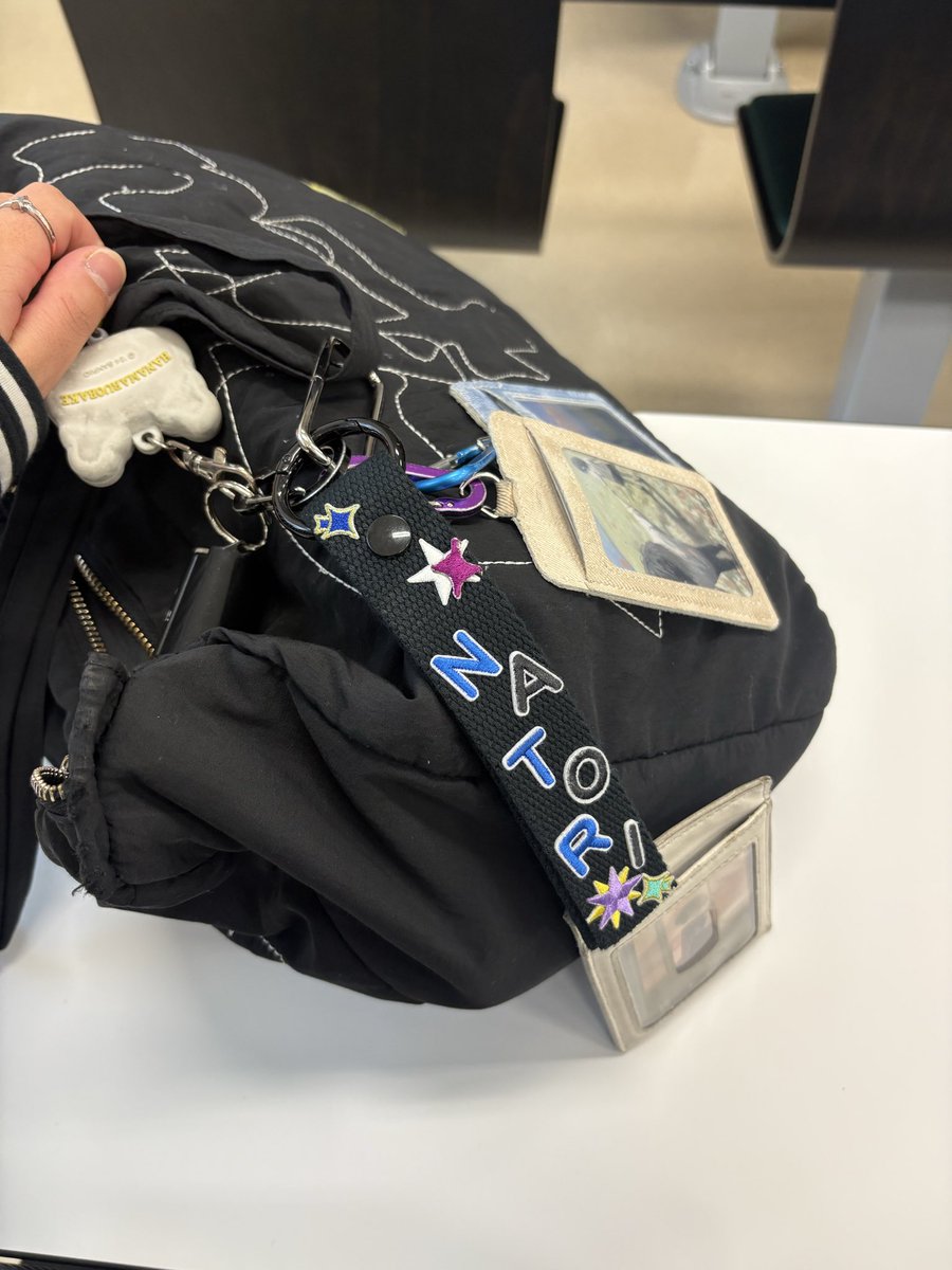 rium_10's tweet photo. 悲報 荷物重すぎてちぎれた。 https://t.co/5OMNiyEQ32