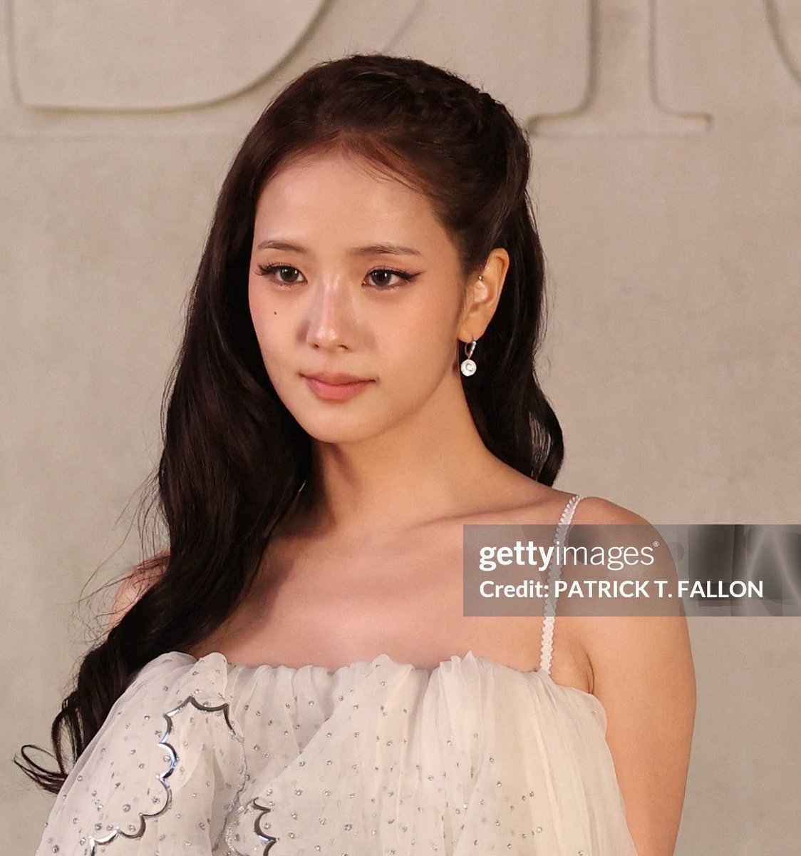 sooyaland103's tweet photo. The audacity when this is jisoo in getty image vs your fav... 

DIOR                                                    shein https://t.co/nMITPTvKyM
