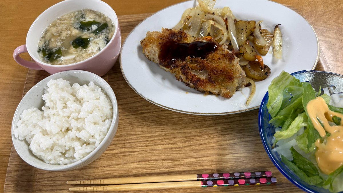 smilearche's tweet photo. 今日はベテランのスッタフがチキンカツレツを作りました　　台風が接近してますね、皆様お気をつけて下さい。
本日も清瀬市役所にてパン販売でした。満員御礼、完売です！ https://t.co/GXoGU9hQmm