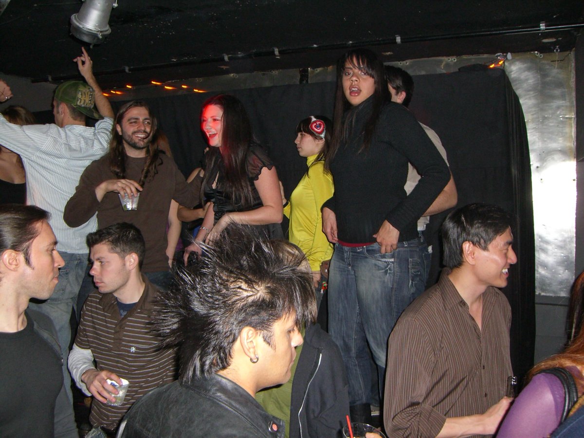 maesmm's tweet photo. Moby playing bass with Flipper at Stereo on September 19th, 2006. 

This was the premiere party for the American Hardcore documentary. Paper Mag was sponsoring this shindig and there was free Dos Equis all night.… https://t.co/Plff6TOhzJ