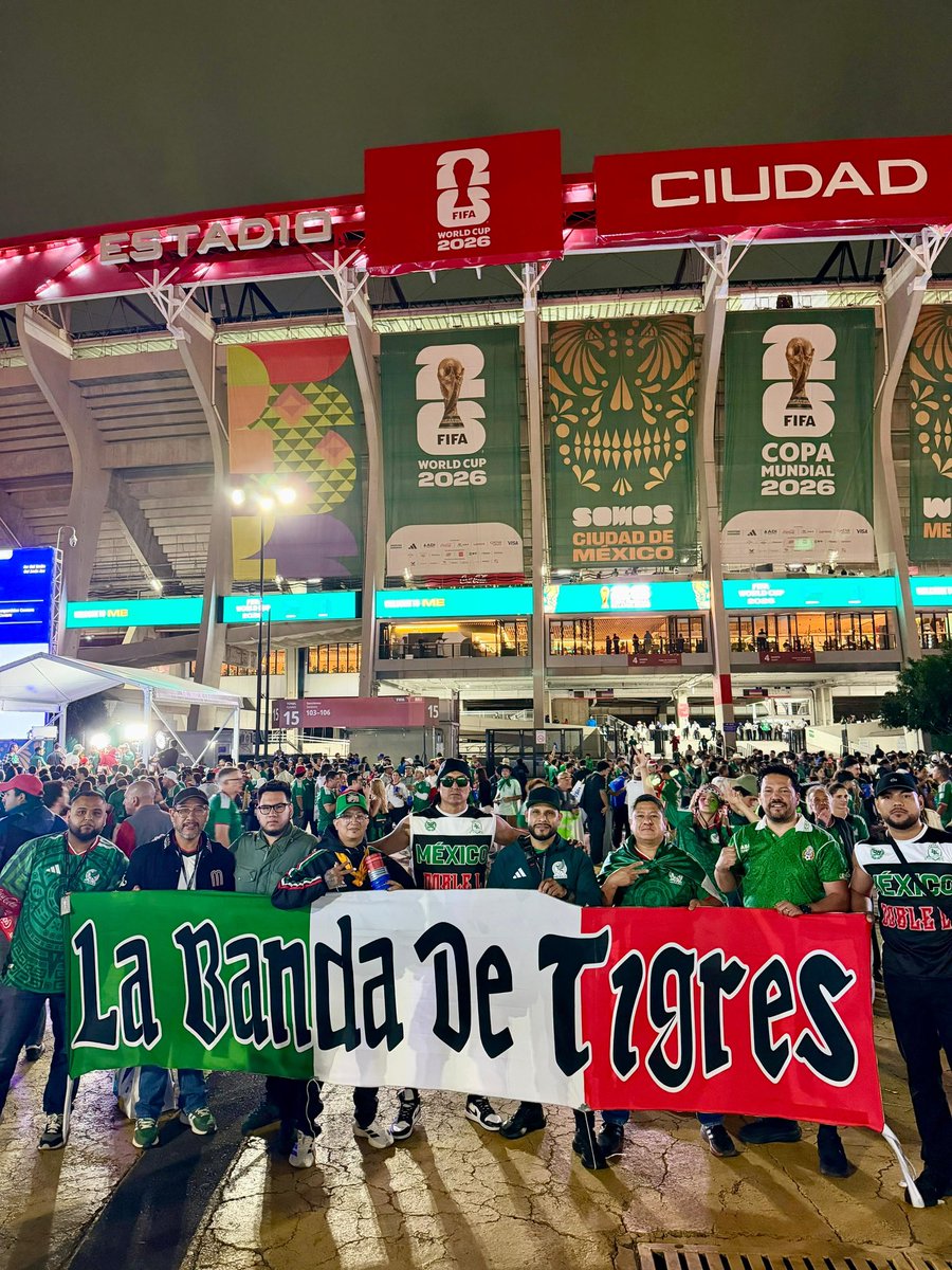 LIBRESYLOKOS's tweet photo. LA BANDA DE TIGRES presente en un mundial más alentando a @miseleccionmx 🇲🇽💪🏼 https://t.co/TNc94j8ucB