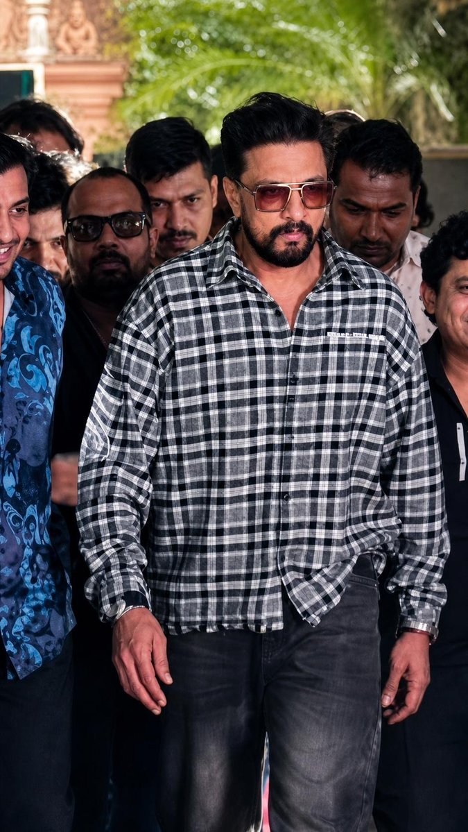 KicchaUniverse's tweet photo. 🔥 Swag Level: UNMATCHED 🔥

King walking like the whole world is his stage 👑✨  

Style, attitude, and that killer look – pure fire!  

Who else is obsessed with this vibe? 🔥  

Tag your friends who need to see this! 👇  

#StyleGoals #SwagKing #BeardGameStrong #DapperLook https://t.co/MBvgT2AZUI