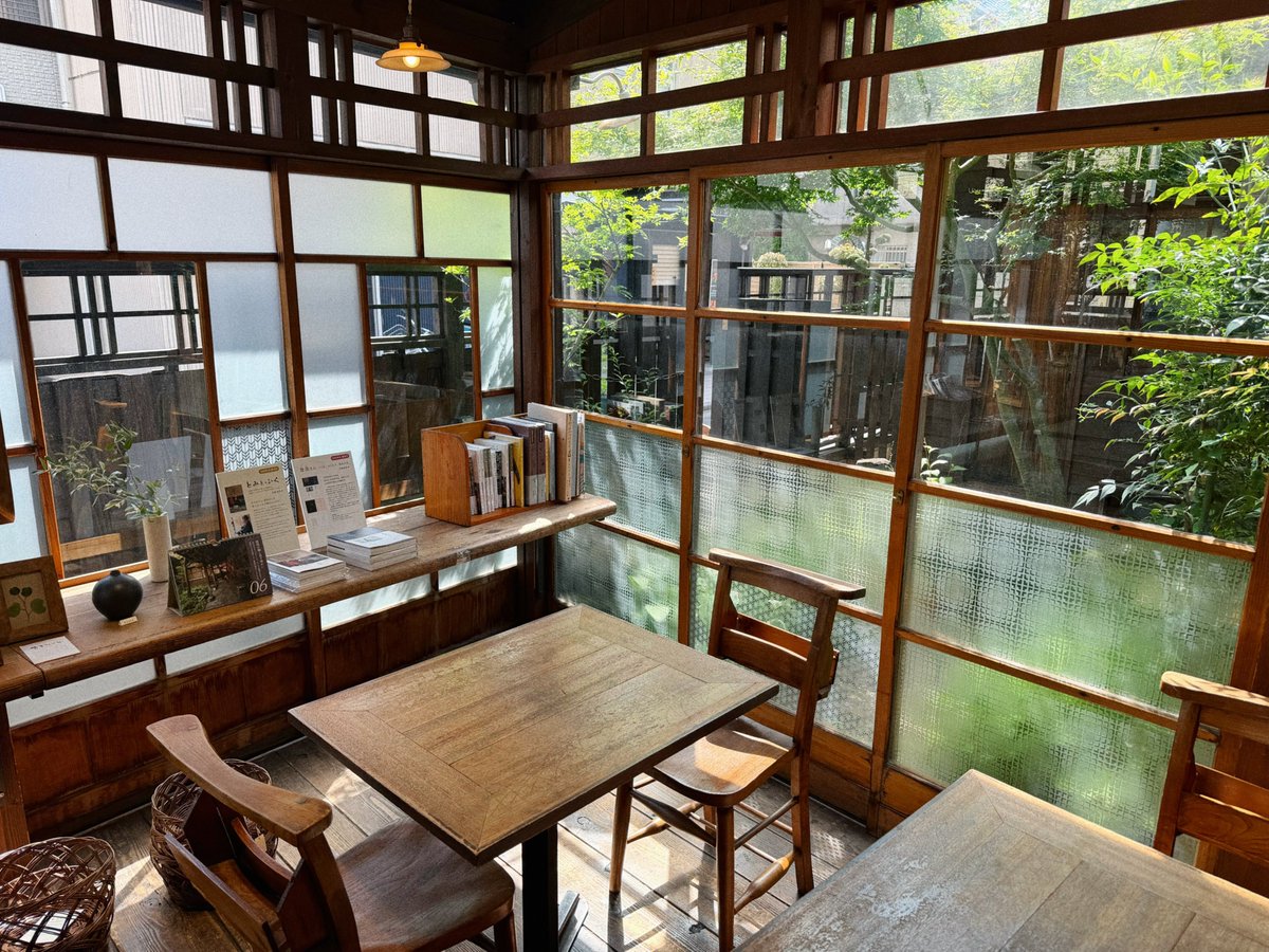 ie_niwa's tweet photo. 西荻窪にあったお店の採光たっぷりな増築部屋がとても良かったので、同じような空間を生み出せないかなあ…と、夢想している。欲は尽きませんね https://t.co/d8HTQaUWL5