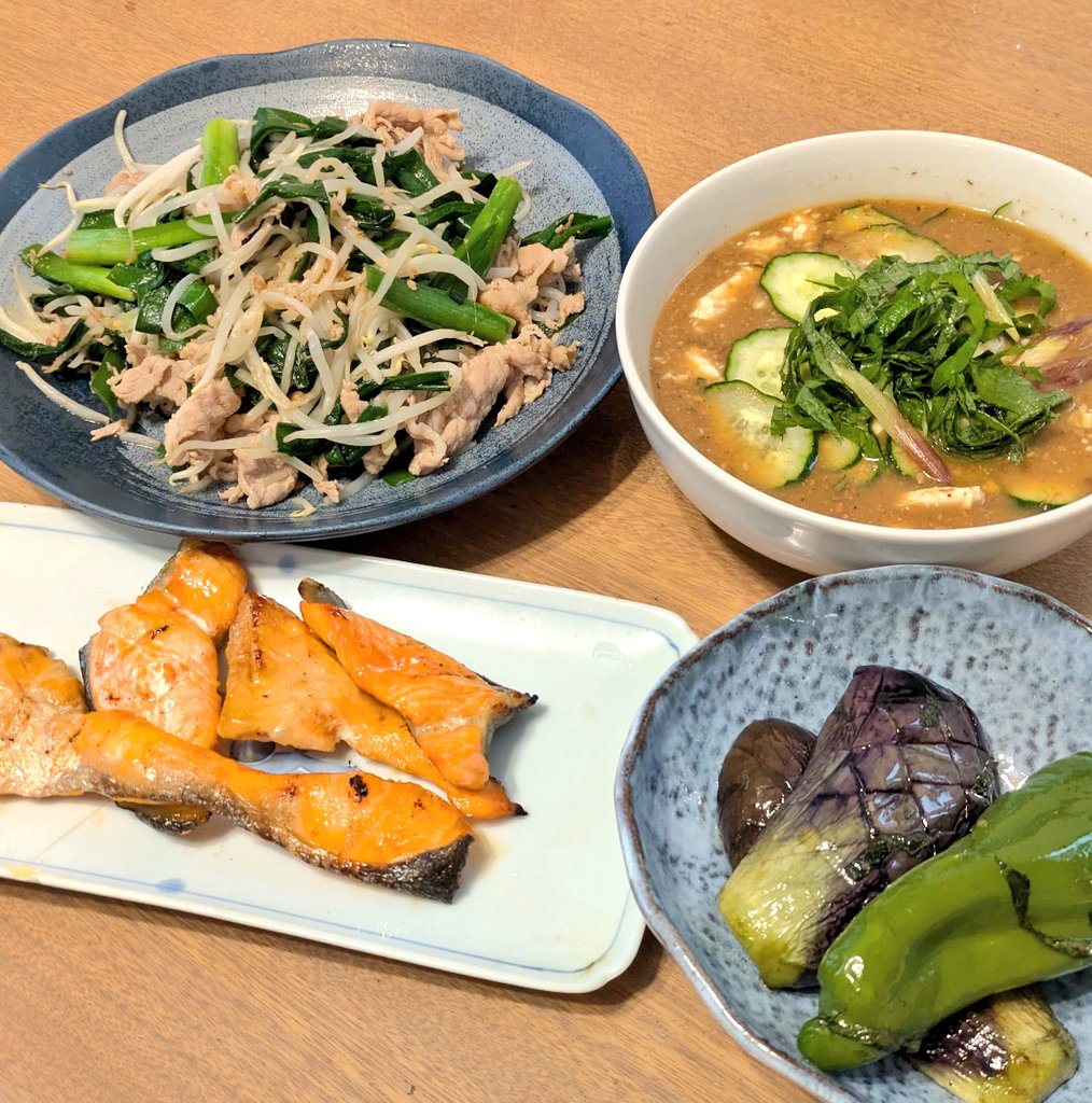 HanahaRu44's tweet photo. お昼ごはんは
野菜炒め
冷や汁
揚げびたし
鮭 https://t.co/WRqgnhLEGg