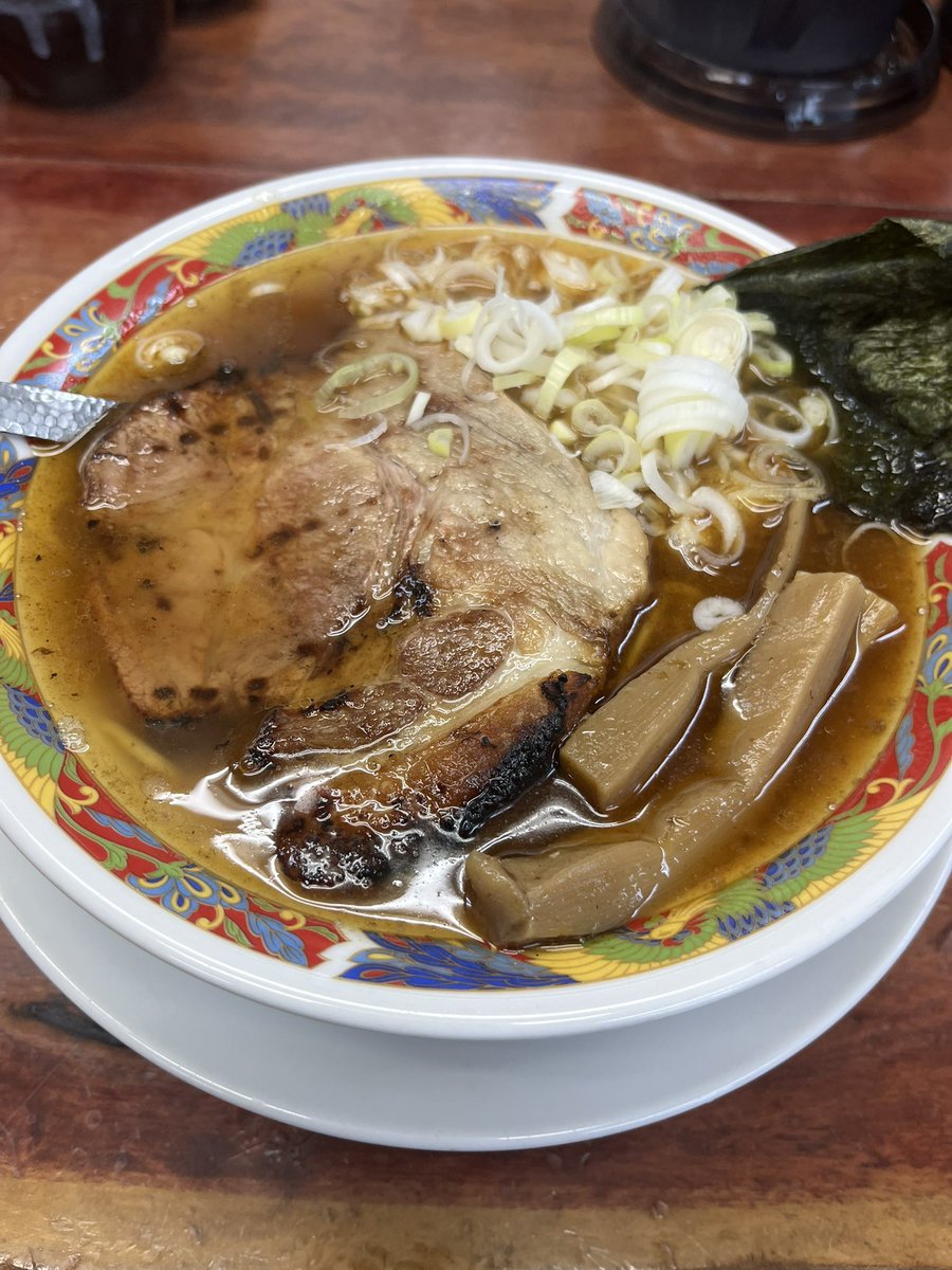 SDOL777's tweet photo. 今日は #川越 で #ラーメン
#まぐろラーメン大門 さんで
#まぐろラーメン
熱々スープはマグロや複数魚介を豚骨が下支え。全粒粉入りモッチリ麺とも良く合います。炙った肉厚チャーシューの風味が良いアクセント。ご馳走様でした😋 https://t.co/2o1OSP2CTw