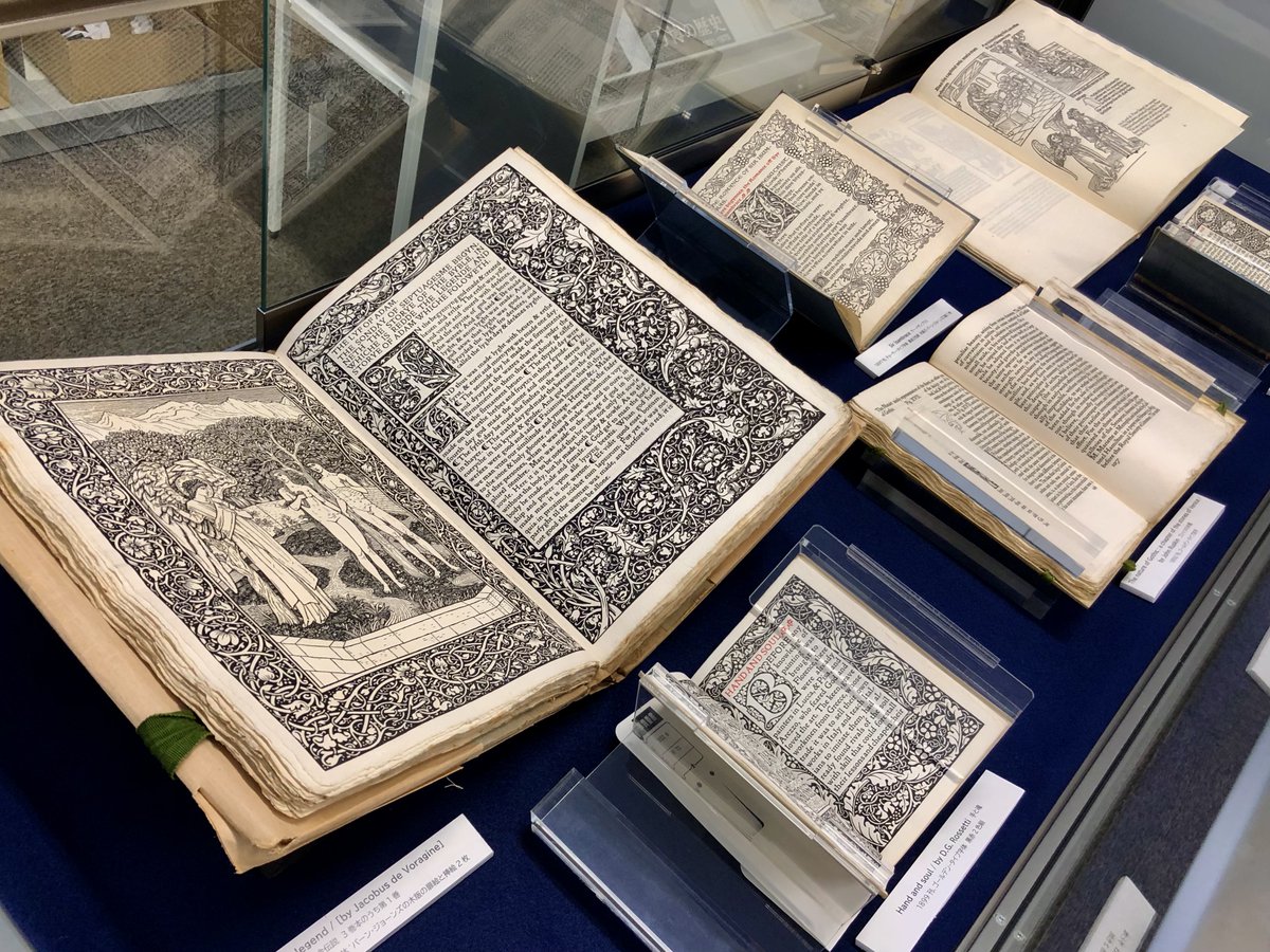 rikkyo_lib's tweet photo. 【図書館展示「美しい本の世界：本の装飾､東西交流」新座 6/25(木)～7/15(水)】
英国留学した漱石の作品にはアール･ヌーヴォーの影響を受けた装幀が．明治･大正期の文学作品の意匠や挿画から東西文化交流の一端に触れる．美しい本作りと独自の活字に拘る英国私家版も展示．
https://t.co/OjBDCtBk92 https://t.co/zmqXFviveS