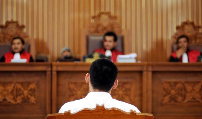 abulmuzaffar10's tweet photo. Ngomong-ngomong soal hakim..

Dulu, teman2 saya di FH UI, pada ga mau jadi hakim  

Pilihannya ya corpo lawyer lah, masuk HHP, AHP dan lawyer2 SCBD...

Setelah gaji hakim 50 jt, makin banyak anak FH UI daftar jadi hakim.

Sebagian juga udah mulai kepikiran jadi Jaksa.

Adik2 saya yang masuk FH UI juga udah ada yang bercita-cita jadi PNS Pemprov DKI. 

===
Artinya apa?
Kesejahteraan penegak hukum dan ASN itu penting.
Ga hanya soal bagian dari upaya pencegahan korupsi...

Tetapi juga upaya untuk menarik talenta-talenta terbaik negeri. 

Agar mau menjadi ASN dan penegak hukum.

Ini satu sisi ya. 

Tentu memberantas mafia dan korupsi di birokrasi ga cukup dengan naikkan gaji dan isi dengan talenta terbaik. 

Harus ada juga upaya penegakan hukum juga harus dibersihkan dari mafia-mafia.