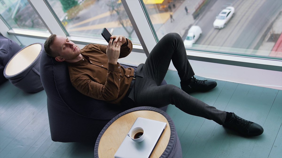 refugia81121's tweet photo. Just sneaking in a midday coffee and quick scroll between meetings. Efficiency Maybe not. Peace 10/10. https://t.co/tHu2hqTefm