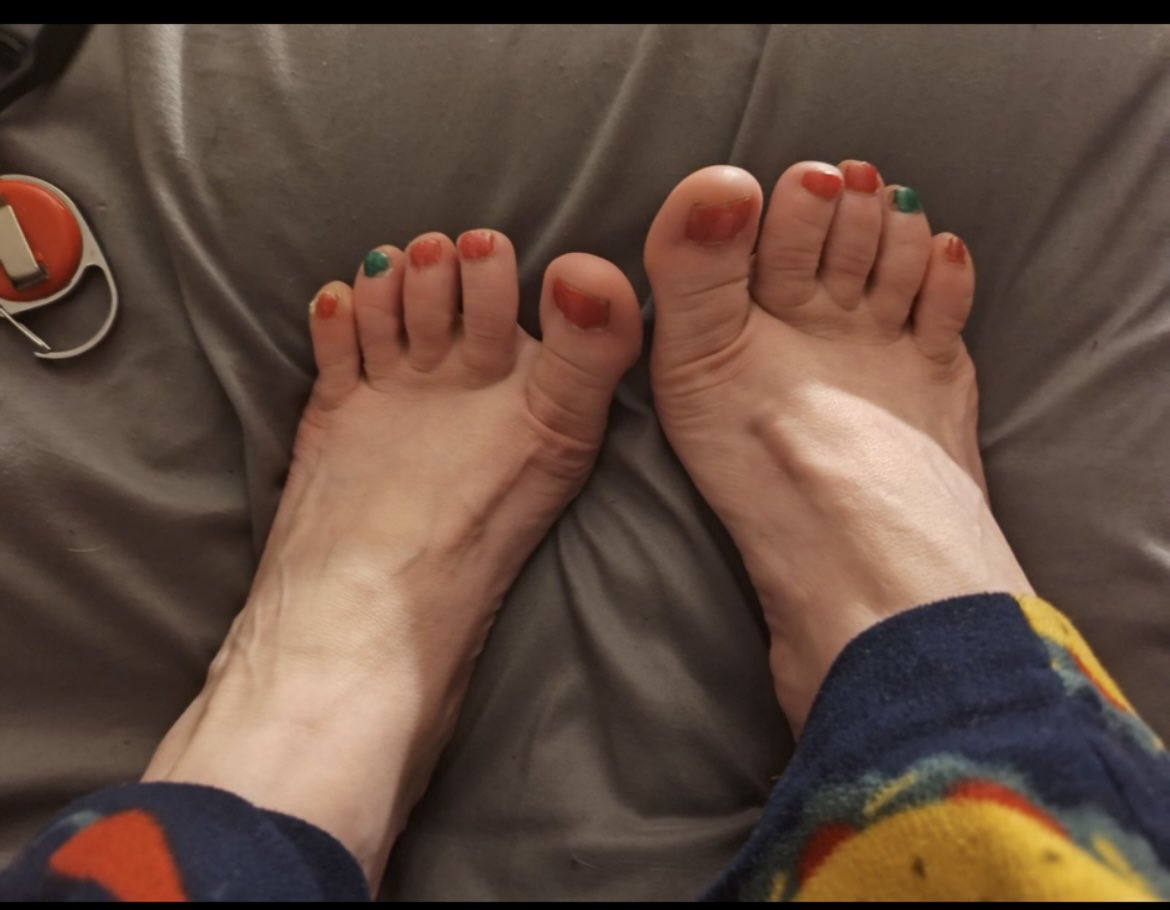 A2k2Chris's tweet photo. Local Burger King manager. Hadn’t even seen her feet but knew they were nice from her pedicure she had. Literally just ask lmao all it takes #coldapproach #feet #soles #prettyfeet #stranger #milf #milffeet #wrinkledsoles #solelovers #prettyfeetlovers #toes #longtoes https://t.co/G1zv6IvUje