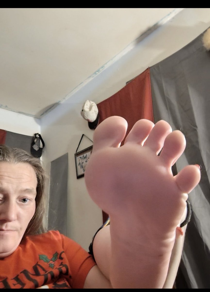 A2k2Chris's tweet photo. Local Burger King manager. Hadn’t even seen her feet but knew they were nice from her pedicure she had. Literally just ask lmao all it takes #coldapproach #feet #soles #prettyfeet #stranger #milf #milffeet #wrinkledsoles #solelovers #prettyfeetlovers #toes #longtoes https://t.co/G1zv6IvUje