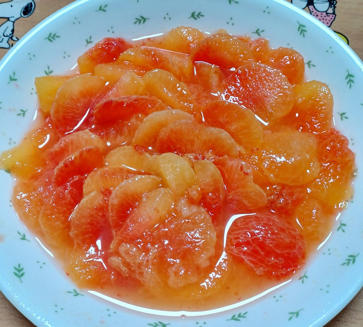 Syaogato's tweet photo. 親に食べさせるのに皮と種全部取った。中々楽しいし2色で可愛いね。
足に包丁落としたけど使い古しだったから深くは切れてない！ι(｀･-･´)/
ただ歩くとめっちゃ痛いね https://t.co/s1S2SXLZZt