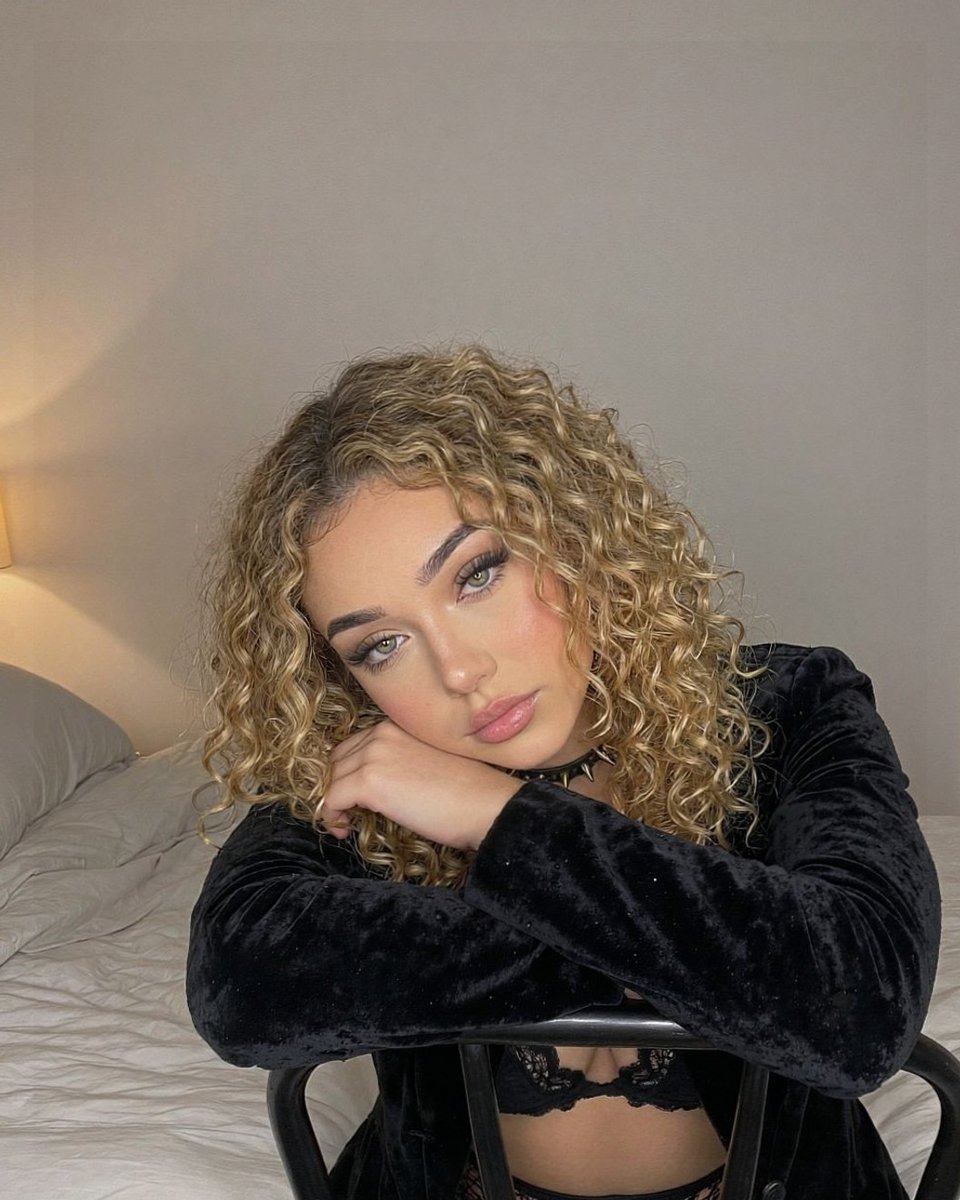 lilmiaxangel's tweet photo. If we were coworkers and you found out I was trans, would you avoid me? 🏳️‍⚧️ https://t.co/q01KfGWVio