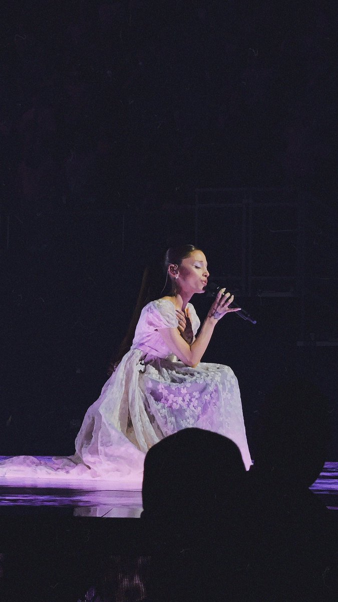 Badguysmoon's tweet photo. I don't know how I'm going to recover from what I've just experienced tonight 😭 
#ESTAustin @TeamAriana @GrandeTourNews https://t.co/yJMEMKTclO