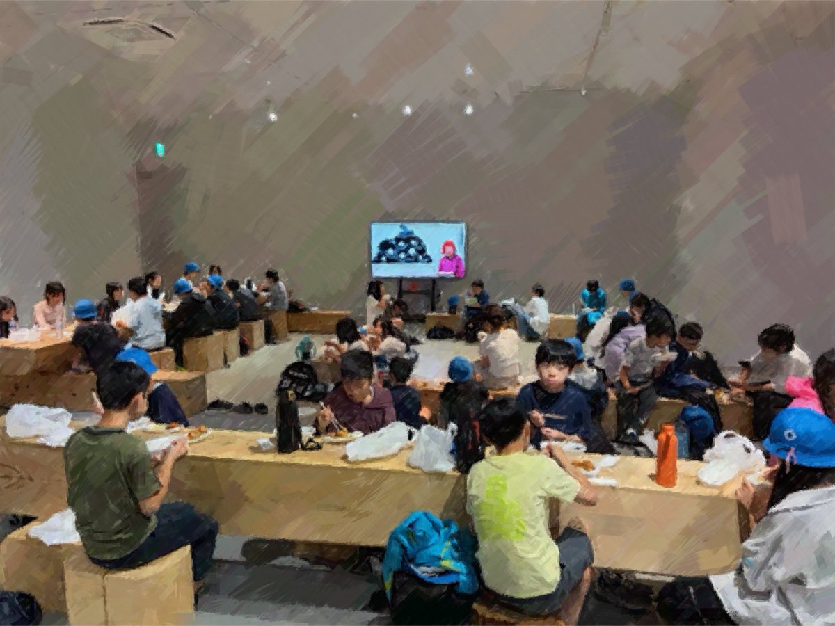 shibauraes's tweet photo. 令和8年6月25日
6年Bユニット
箱根彫刻の森美術館に到着！雨が降っているので、室内で昼食です。早く準備ができた班は、隣の足湯に入っていました。 https://t.co/M96qhXKmP2