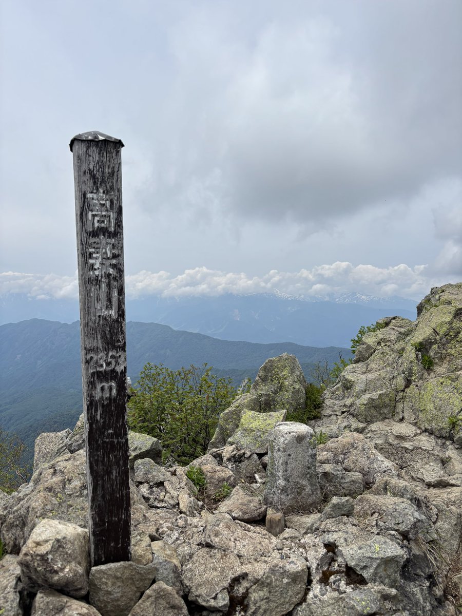 mura45708's tweet photo. 14日は長野の戸隠高原にある
日本百名山・高妻山へ

特に下山は厳しかった
沢混じりと岩ゴロ泣
でも山頂からは
白馬、雨飾山、火打山など
素晴らしかった✨

下山♨️は戸隠にある
「森林囃子」
癒された

下山メシはサイトで見つ
あさひや食堂
馬肉うどんにミニカレー
沁みた😋 https://t.co/AfCMFdL7TK