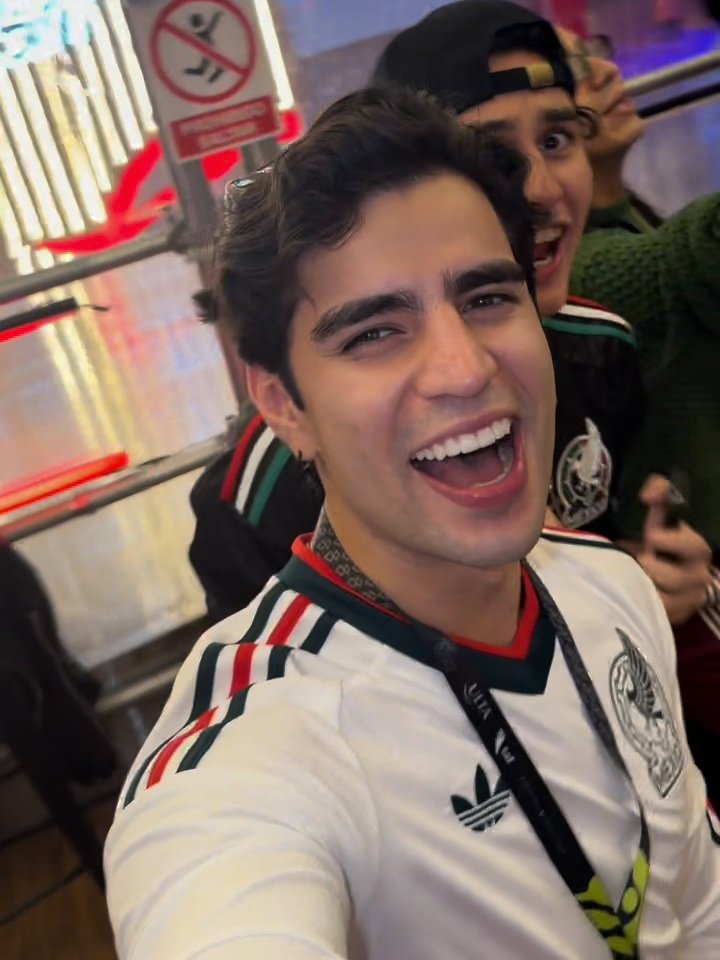 mrcuryx's tweet photo. aaron tiene la sonrisa más bonita, amo verte así de feliz; te quiero mucho 💘💘 https://t.co/E2deGn5CfH