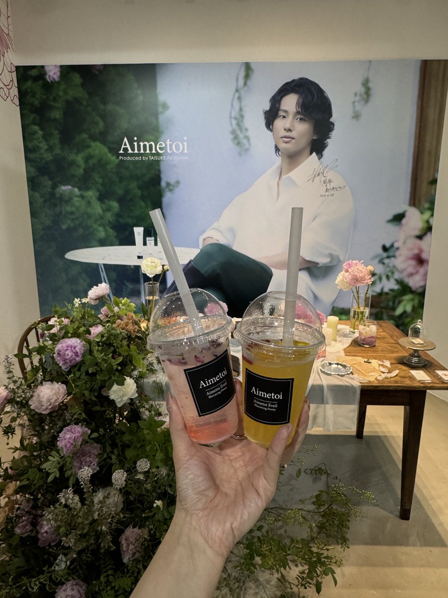 kmf2__93's tweet photo. Aimetoi POPUPは今年も素敵空間でよかった〜初日だから写真はほんの一部だけ載せよっかな！ウェルカムフラワー2��目でも貰えたし、ガチャもコンプで幸せ🌸お祝のケーキ買って帰ります🎂🤍 https://t.co/eXPfmhKWPf