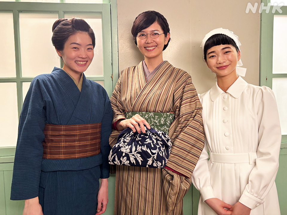 asadora_nhk's tweet photo. 喜代が久しぶりに病院に。喜代に憧れるツヤは再会がうれしそうでしたね。
撮影後に皆さんでオフショットをいただきました。

👇喜代さんが伝えに来たことは？本編でチェック
https://t.co/wB6nrFdutp
見逃し配信中

#朝ドラ #風薫る
#風薫るオフショット
見上愛 菊池亜希子 東野絢香 https://t.co/u0HPx21Mkz