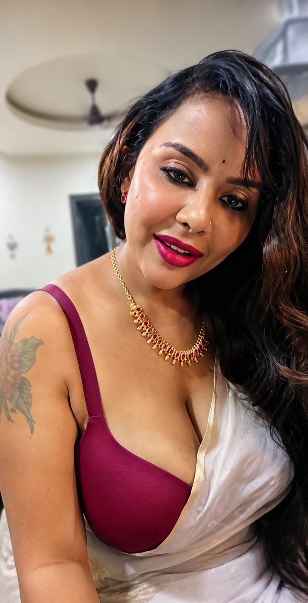 KuwaitBusRoute's tweet photo. Who is your favourite? #Anasuya or #SriReddy visit for more https://t.co/cvMzqUf1ck https://t.co/hu27ZuRKBY