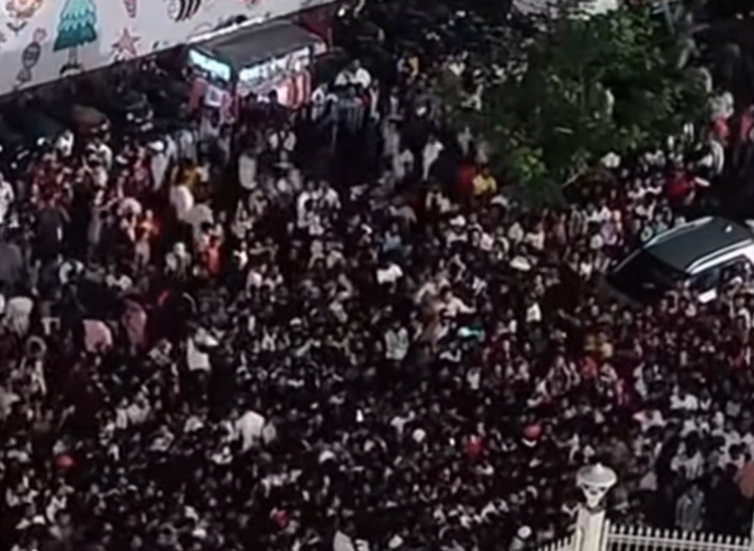 chiku_tweetz's tweet photo. The aura is so unmatched that the mere thought of him appearing in the final was enough to bring traffic to a standstill and turn the entire JSCA Stadium into a sea of fans. https://t.co/KRgL2ZZYC9