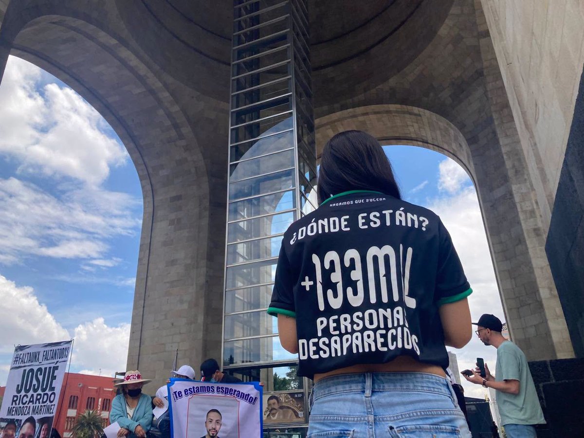 GARCIPAVON's tweet photo. Familias de personas desaparecidas se congregan en el Monumento a la Revolución en protesta y visibilidad de sus casos durante la jornada mundialista en la que juega México vs. República Checa.
Crédito: Eliana Gilet/Desinformémonos