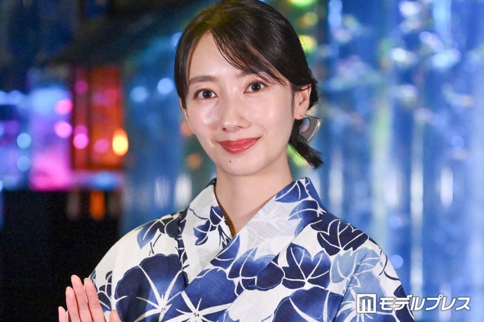 modelpress's tweet photo. 波瑠、最近の“推し活”は
甥っ子＆姪っ子の盆踊り👘

「みんな浴衣を着て、学年ごとに覚えた曲があって、それを披露してくれるんです。止まらないです、シャッターを押す手が（笑）」
https://t.co/WDKxyFRgJ8

「夏のアートアクアリウム2026 ―金魚と巡る、日本の夏―」開催記念イベント🏮 https://t.co/3BclvOPrEO