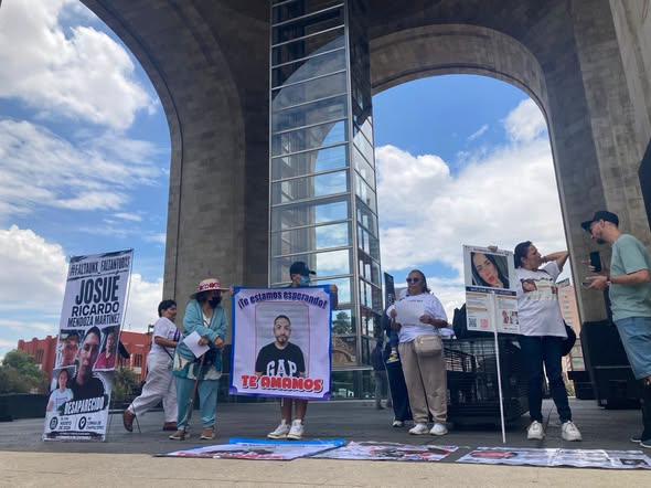 GARCIPAVON's tweet photo. Familias de personas desaparecidas se congregan en el Monumento a la Revolución en protesta y visibilidad de sus casos durante la jornada mundialista en la que juega México vs. República Checa.
Crédito: Eliana Gilet/Desinformémonos