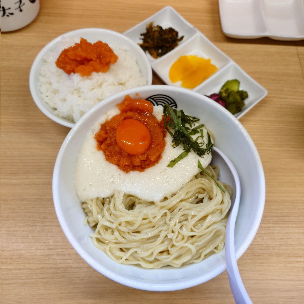 GDB_E4FH's tweet photo. 渡辺通「らぁめん いちむじん 渡辺通店」で夏季限定「明太とろろぶっかけ+ごはん大」（1000円+350円）を。
魚介風味な冷製スープに自家製な平打ち麺がギュンギュンにキテる訳ですが、明太とろろを絡めることで麺の滑りと吸引力が最高潮に！そして残った明太とろろを白飯にぶっこんで優勝。(*´艸`) https://t.co/T6Q3geZBRX