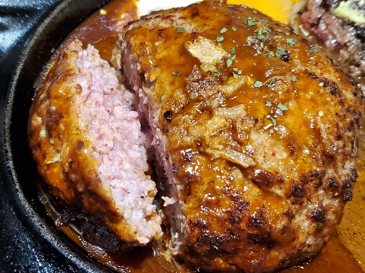 HYIOsan's tweet photo. 今日のお昼

ビフリパ

ハラミステーキ、ハンバーグコンボ 300gづつ

300g以上頼むと勝手に100～150gほど増量される逆詐欺で有名なお店。ご飯はおかわり無料

ハラミは柔らかいし、ハンバーグは肉汁が出て美味しい
コスパ最高！
次はTボーンステーキ食べたい
#灰空食堂
#満腹そる定食
#お腹ぺこりぬ https://t.co/dwehTP24hN