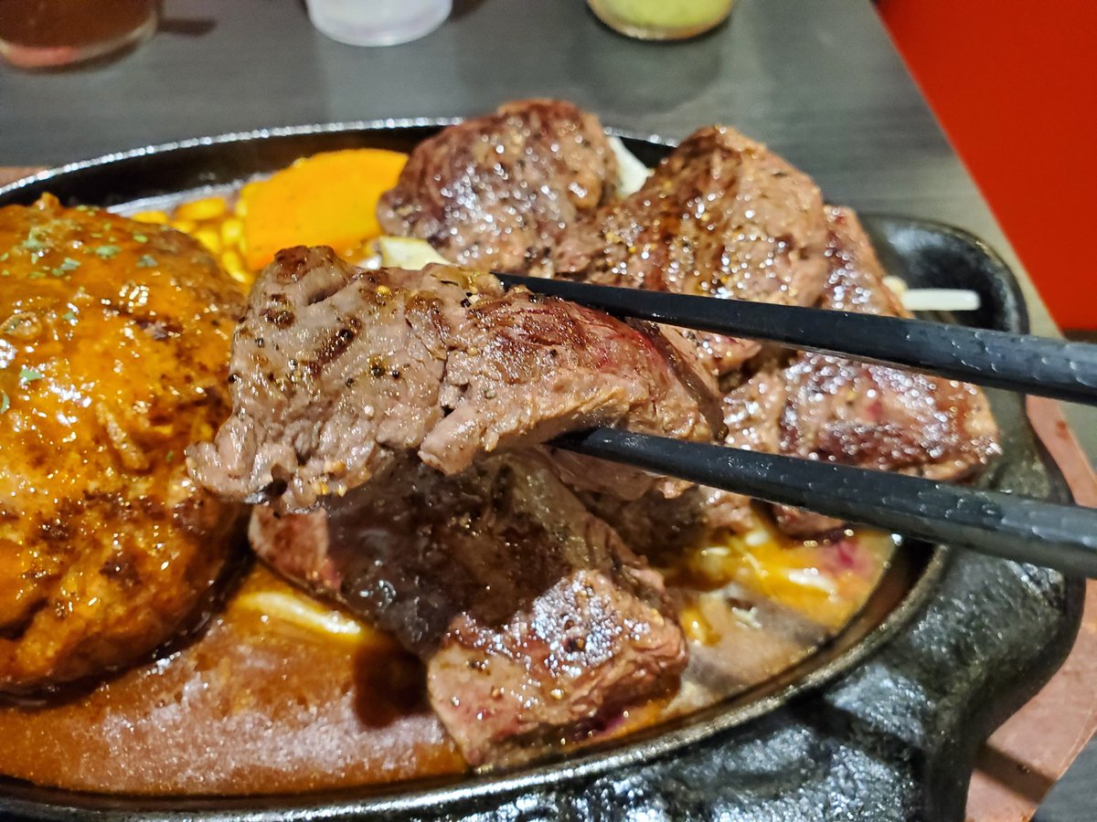 HYIOsan's tweet photo. 今日のお昼

ビフリパ

ハラミステーキ、ハンバーグコンボ 300gづつ

300g以上頼むと勝手に100～150gほど増量される逆詐欺で有名なお店。ご飯はおかわり無料

ハラミは柔らかいし、ハンバーグは肉汁が出て美味しい
コスパ最高！
次はTボーンステーキ食べたい
#灰空食堂
#満腹そる定食
#お腹ぺこりぬ https://t.co/dwehTP24hN