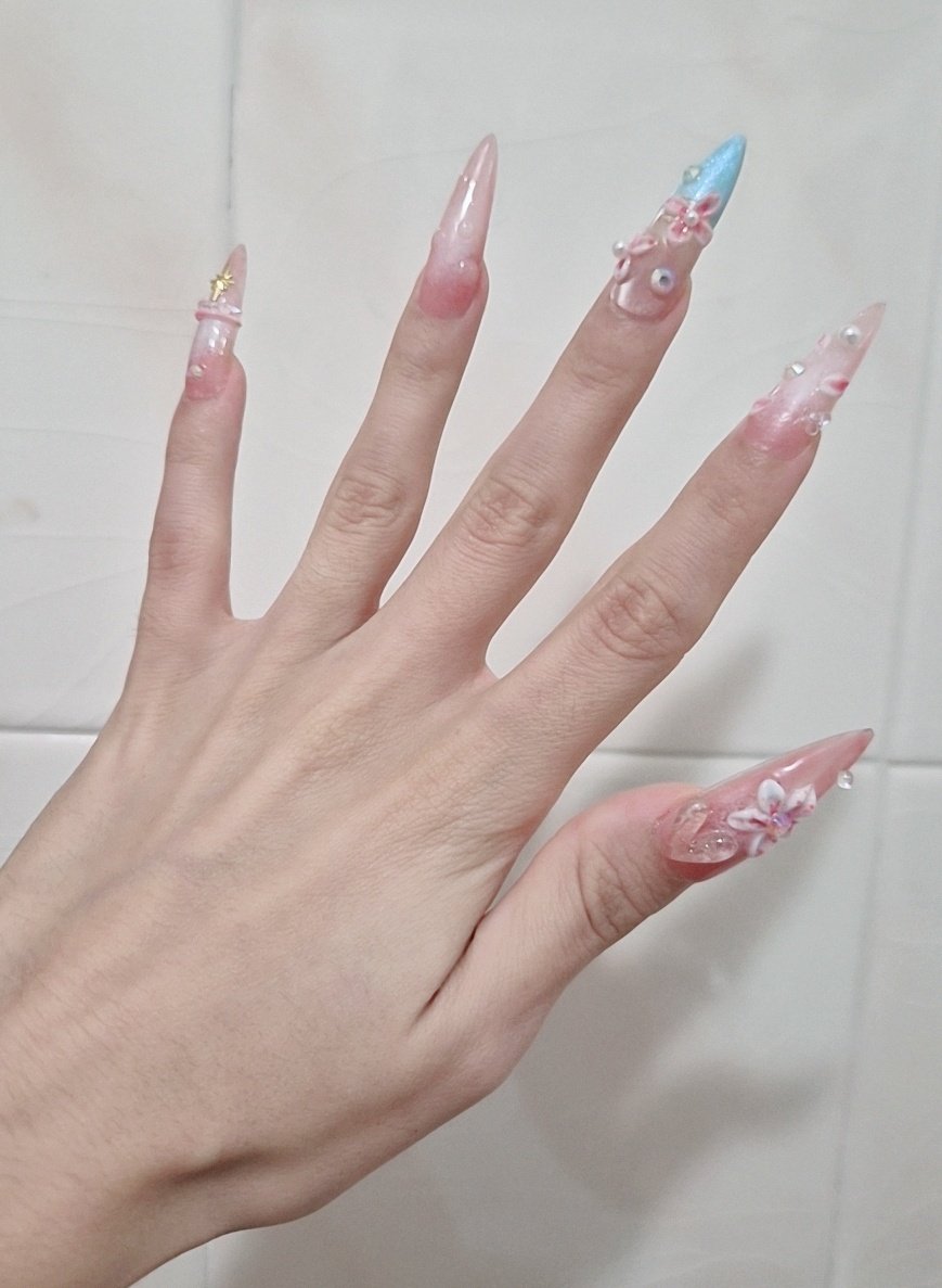 leechailai's tweet photo. Estoy frustrado pq no quedó como quería.... Pero bueno, solo llevo dos meses 🤣 quería un diseño de verano muy sobrecargado.... Mañana añadiré más charms 😚❤️‍🔥 https://t.co/NZ71CmpOuL