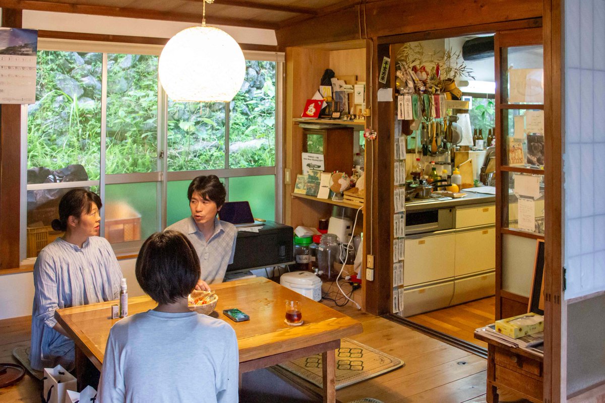 SHIZQ1's tweet photo. 「しずくの器と人と」
ご縁を通じた贈りもの

神山の暮らしを体験できる人気の宿「moja house」
ここを営む北山歩美さん、敬典さんに、
しずくの器やお客様とのエピソードを伺いました。

記事はこちらから
https://t.co/E5kAD3SaOw

#shizq https://t.co/7X0M7TTwb3