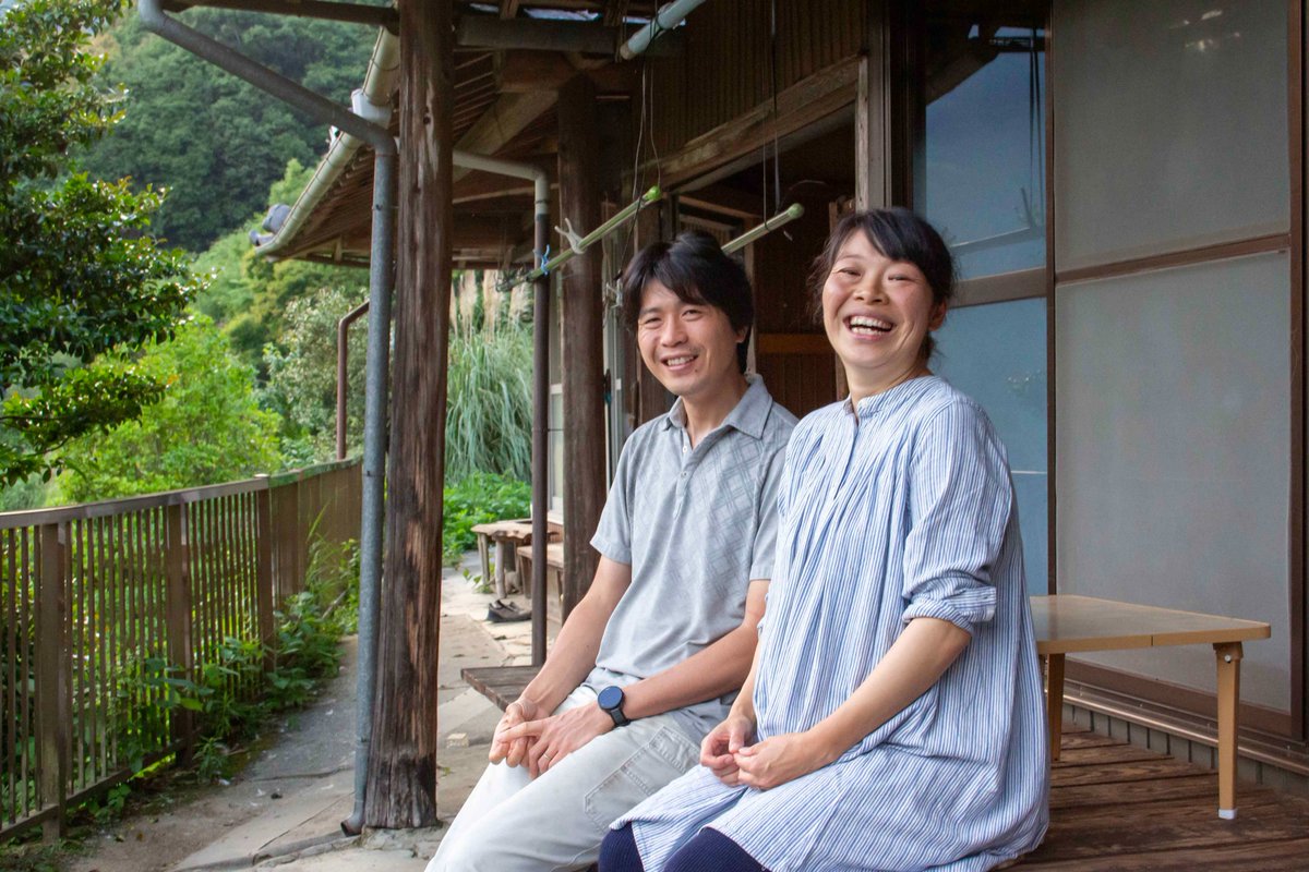 SHIZQ1's tweet photo. 「しずくの器と人と」
ご縁を通じた贈りもの

神山の暮らしを体験できる人気の宿「moja house」
ここを営む北山歩美さん、敬典さんに、
しずくの器やお客様とのエピソードを伺いました。

記事はこちらから
https://t.co/E5kAD3SaOw

#shizq https://t.co/7X0M7TTwb3