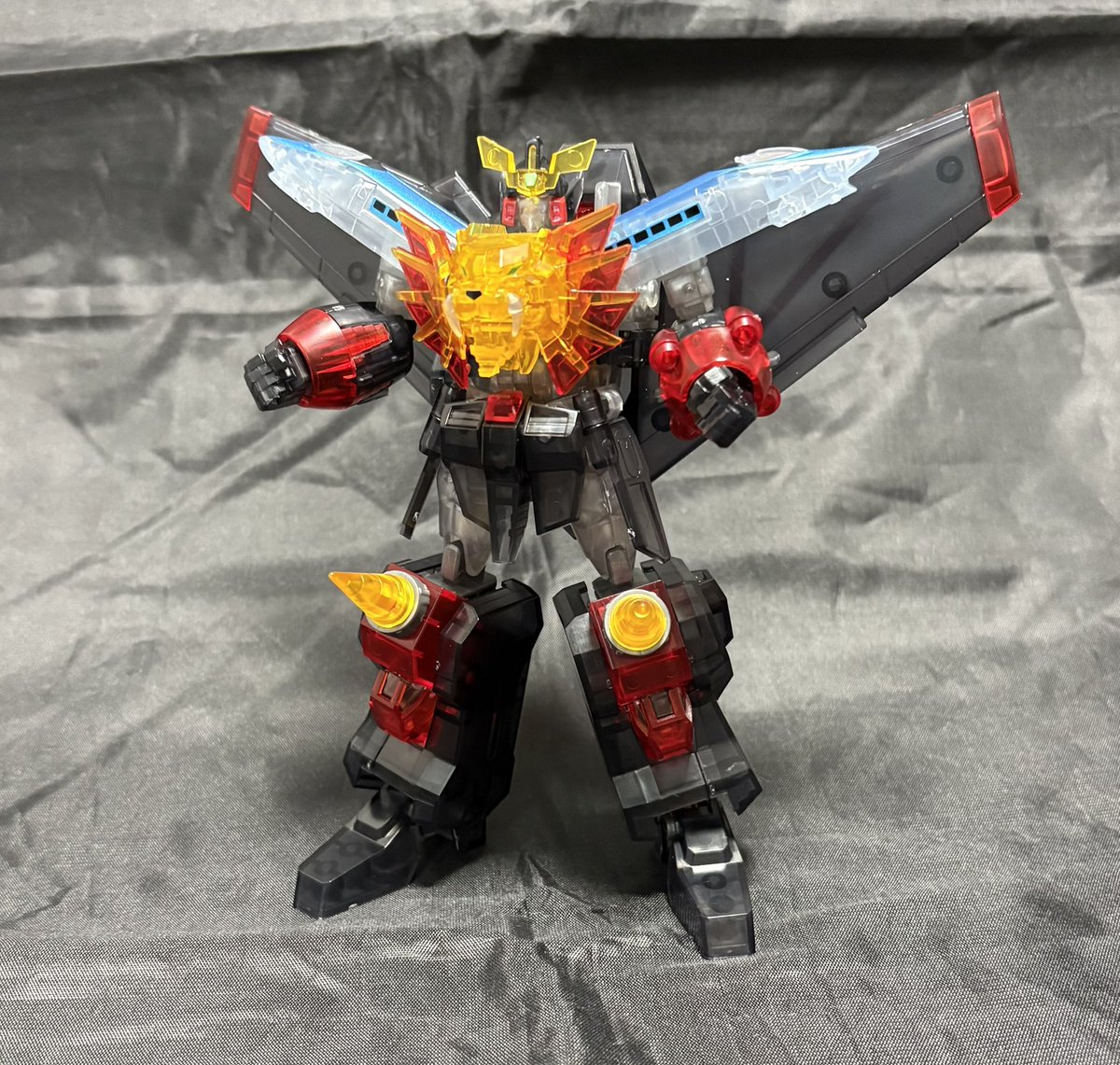 T398_DoubleX's tweet photo. 結構積んでたSMPガオガイガークリアカラーver組み終わり。平成のキットなのでモノは古いけど合体ギミックの落とし込みはしっかりしてて、説明書の遊び心と合わせて作り易くて童心に帰れる。シールがメタルカラーなのも偉い https://t.co/HVP5RumgnC