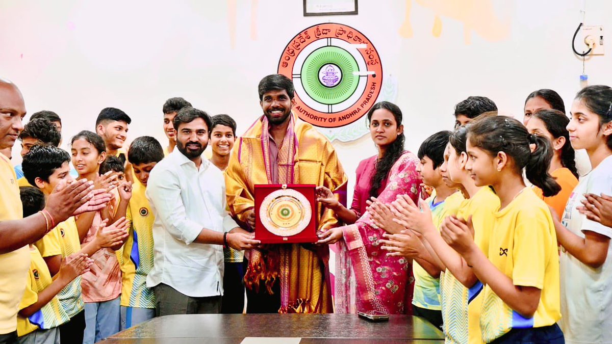 satwiksairaj's tweet photo. Had a wonderful meeting with SAAP Chairman @ItsmeRaviNaidu Garu and Vice Chairman & Managing Director S. Bharani Garu.

It was inspiring to hear about the Government of Andhra Pradesh’s upcoming initiatives to strengthen sports and support young athletes. Excited to see the positive impact these efforts will have across the state. 💙🏸

#SAAP #AndhraPradesh #SportsDevelopment