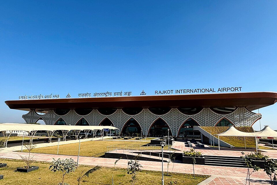 gujarat_plus_'s tweet photo. Rajkot’s inclusion alongside Delhi, Mumbai, Bengaluru as an international transit centre is a strategic masterstroke.

🔹 Captures a share of global connecting traffic from Gulf hubs like Dubai & Doha
🔹 Leverages Rajkot’s new ₹1,405 cr greenfield airport at Hirasar
🔹 Boosts Saurashtra’s trade, tourism & diaspora connect

Saurashtra now on the world transit map. ✈️🌍