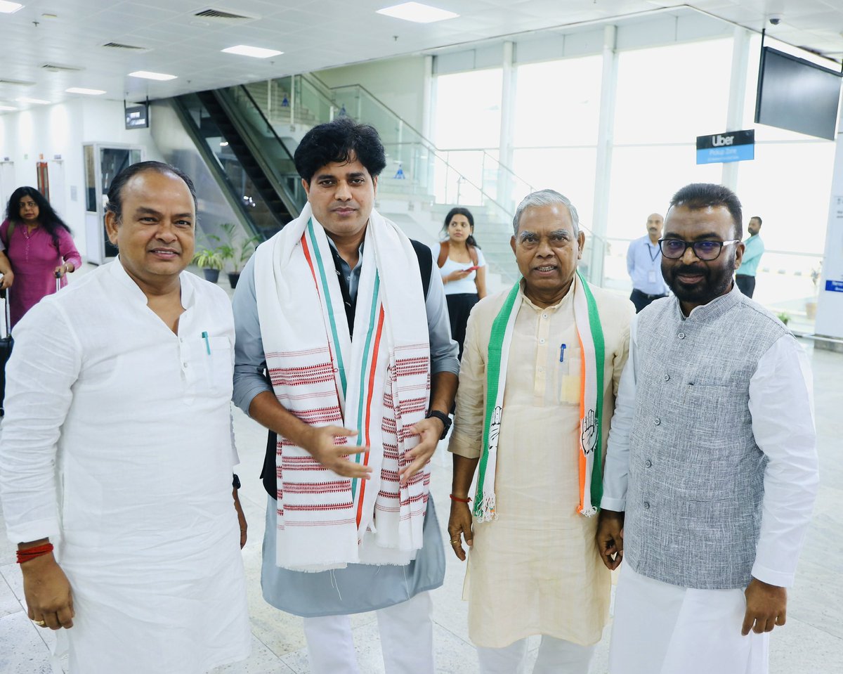 ShayarImran's tweet photo. राहुल गॉंधी जी द्वारा प्रारंभ किया गया ऑंदोलन “छात्रों की गूँज” के संदर्भ में प्रेस कॉंफ्रेंस के लिये रॉंची पँहुचने पर एअरपोर्ट पर झारखंड प्रदेश कॉंग्रेस कमेटी के अध्यक्ष केशव महतो कमलेश जी, स्वास्थ्य मंत्री इरफ़ान अंसारी जी, अल्पसंख्यक विभाग के प्रदेश चेयरमैन मंजूर अंसारी जी ने स्वागत किया।
@INCIndia @IYC @MahtoKeshavINC 
@IrfanAnsariMLA @manjuransariinc