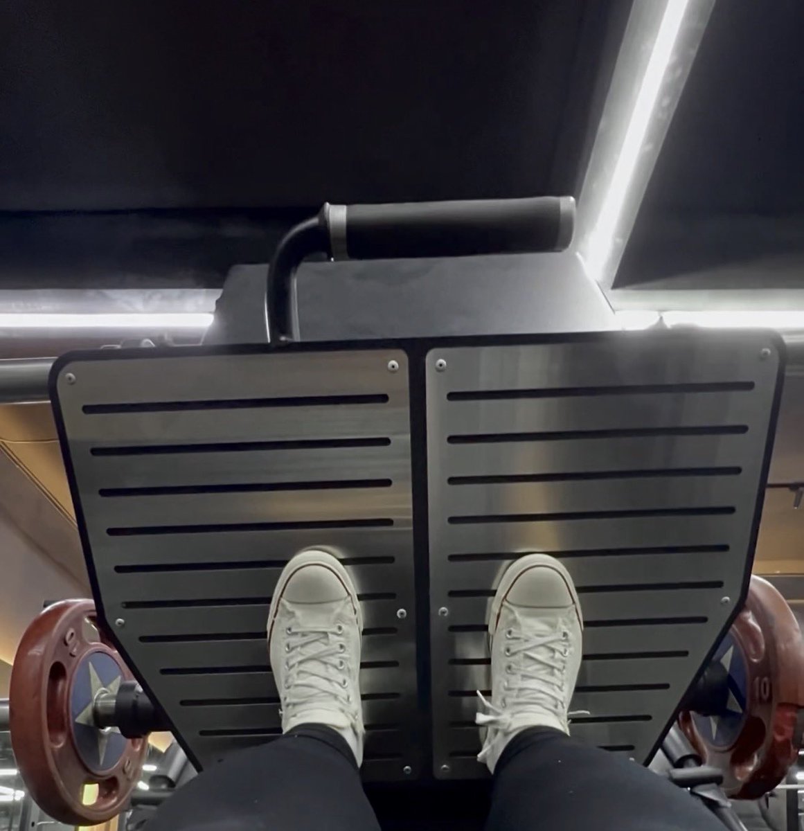 mfrlni's tweet photo. gym pagi td buburu pasang tali sepatu, pas kaki di leg press, jyaaaaakhhhhahahaha 🤣 https://t.co/3WmONyeRSn