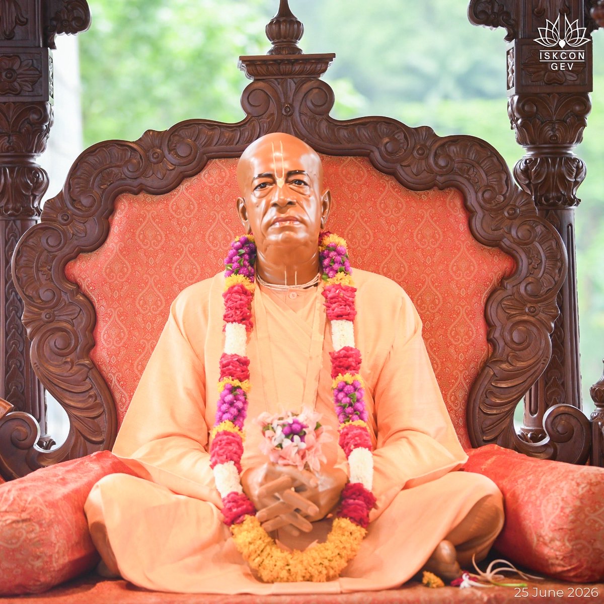 IskconGev's tweet photo. 🌟Today’s Blissful Sringaar Arati Darshan🌟
🌸 Sri Sri Radha Vrindaban Behari &amp; Gauranga Mahaprabhu 🌸
🌺Sri Sri Radha Madanmohan &amp; Giriraj Ji🌺
#DailyDarshan #RadhaVrindabanBehari #GovardhanEcoVillage #Prabhupada #ISKCON https://t.co/pq6N3w21Vc