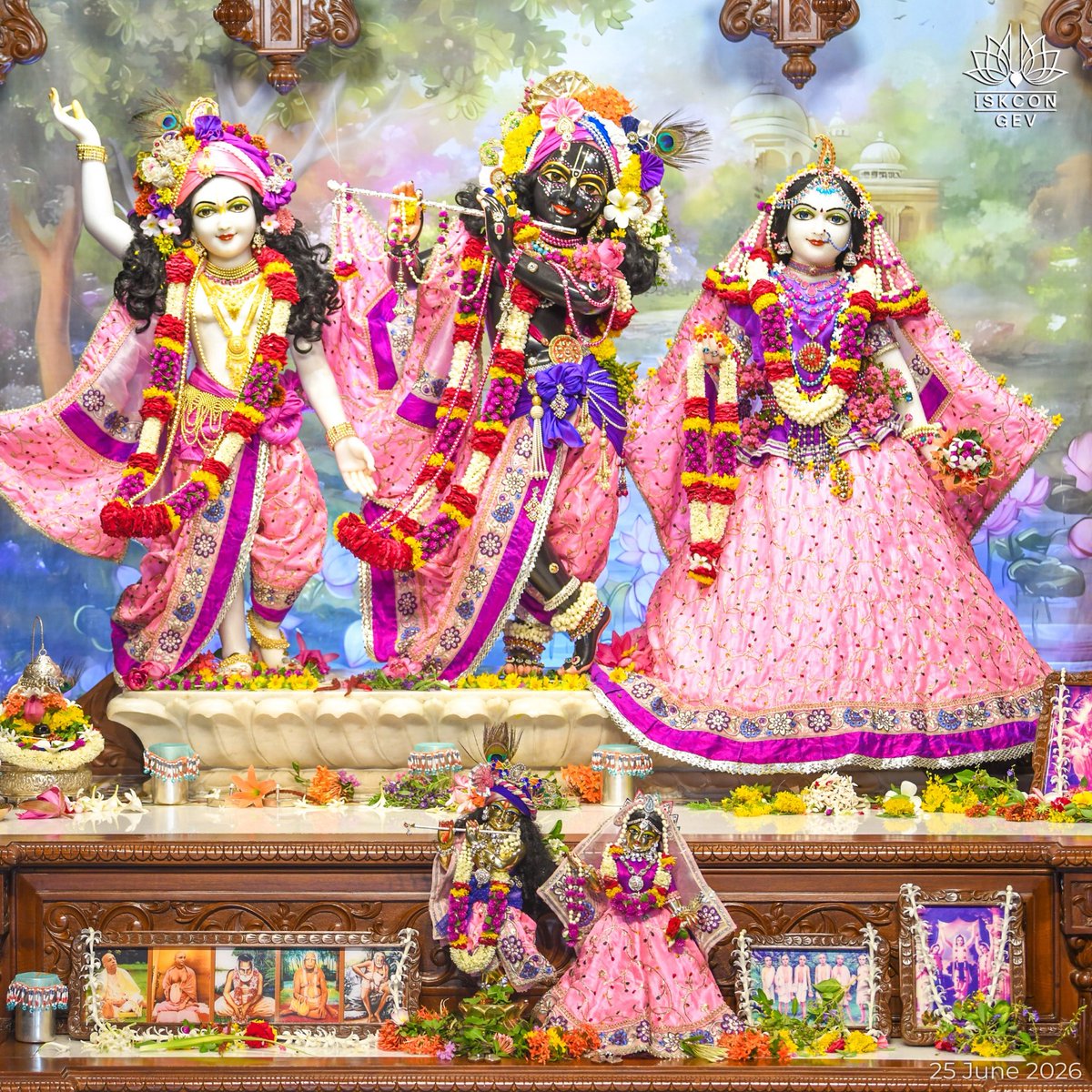 IskconGev's tweet photo. 🌟Today’s Blissful Sringaar Arati Darshan🌟
🌸 Sri Sri Radha Vrindaban Behari &amp; Gauranga Mahaprabhu 🌸
🌺Sri Sri Radha Madanmohan &amp; Giriraj Ji🌺
#DailyDarshan #RadhaVrindabanBehari #GovardhanEcoVillage #Prabhupada #ISKCON https://t.co/pq6N3w21Vc
