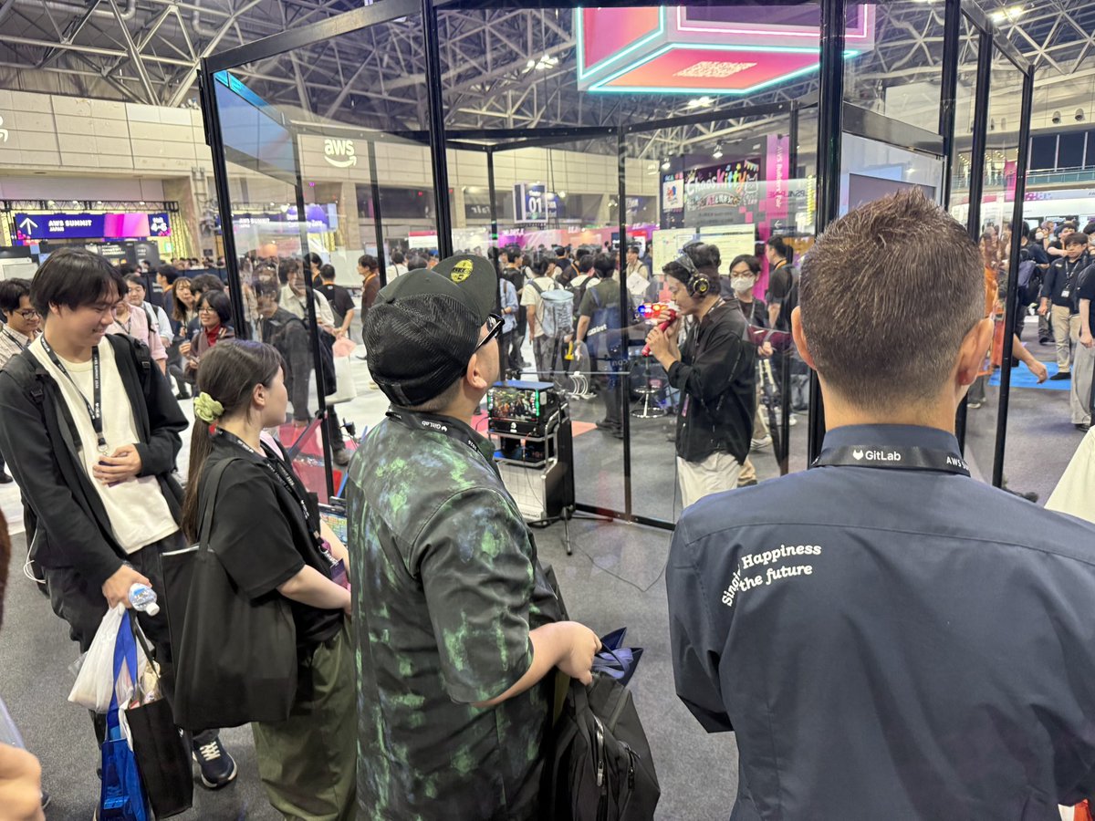 Yuidyy_555's tweet photo. DAMで90点以上取ったらボトル貰えるらしい👀

並んでみるか

#awssummit https://t.co/lvIgQjvfW0