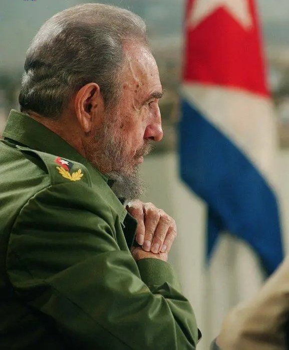 ThiagoIzq2022's tweet photo. #100AñosConFidel: “Cuba no es enemiga de la paz, ni reacia al intercambio o la cooperación entre países de diferentes sistemas políticos, pero ha sido y será intransigente en la defensa de sus principios”. #IzquierdaLatina @DeZurdaTeam_ . https://t.co/MSkkMtRL1I